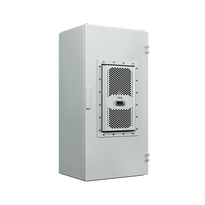 Кондиционер щитовой навесной (холодильный агрегат) фронтальный, утопленный монтаж, металлическая лицевая панель, мощность охлаждения 3000 Вт, номинальное напряжение 230 В (АС), IP54, RAL 7035. Монтаж на боковую стенку (дверь). Серия - MCF, MEGE Cool